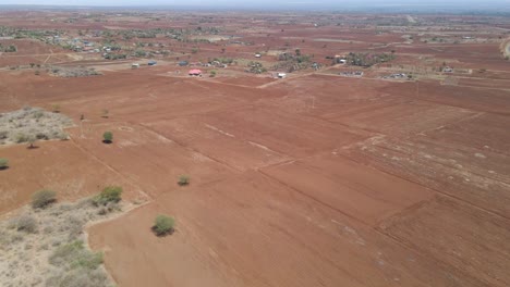 volando sobre prados cubiertos de polvo en el áfrica rural