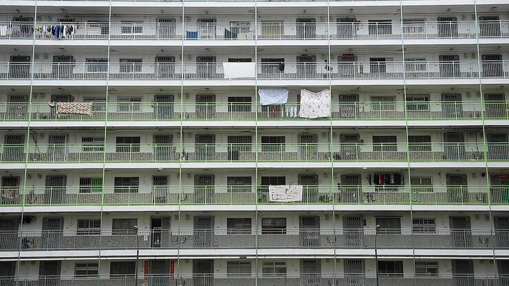Nam Shan Estate è un complesso di edilizia popolare a Shek Kip Mei, Hong Kong, noto per i suoi blocchi residenziali, i cortili aperti e la vivace vita della comunità locale.