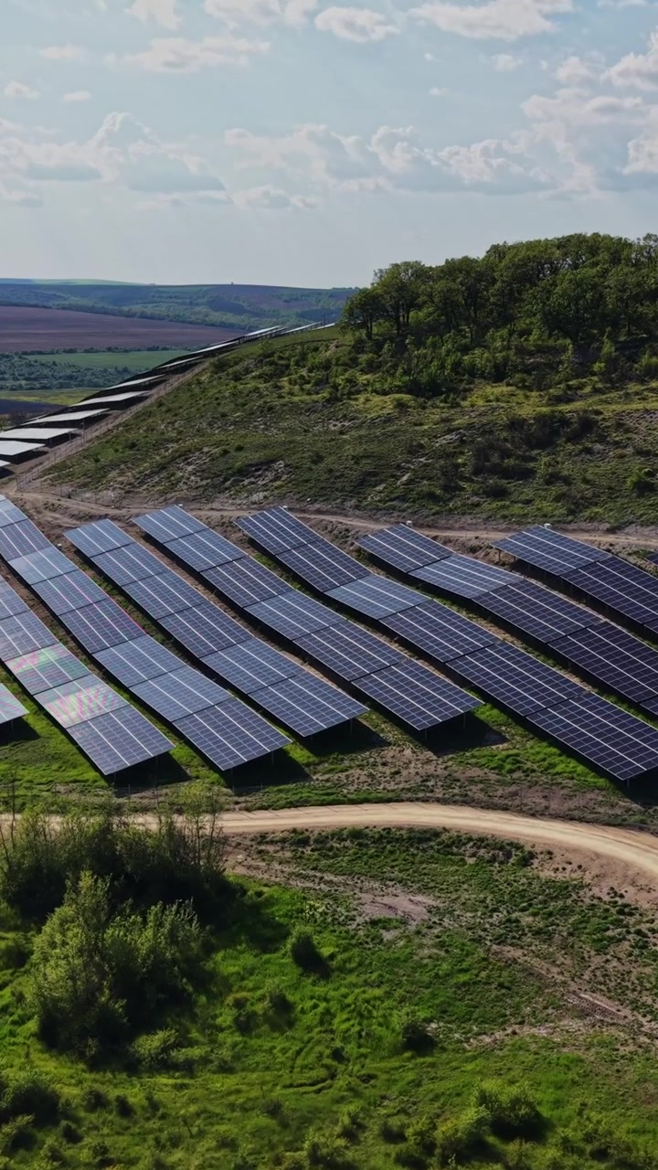 Solpaneler dækker marker i et vedvarende energiprojekt på landet.