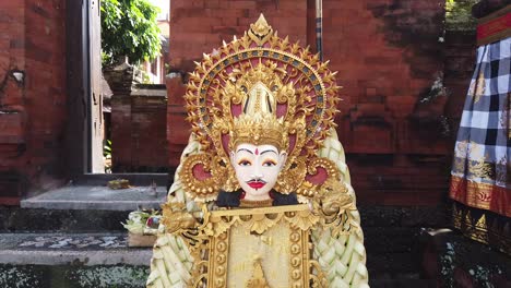 Hochzeitsdekoration-Auf-Bali,-Indonesien,-Kulturskulptur,-Die-Den-Heiratenden-Bräutigam-Darstellt