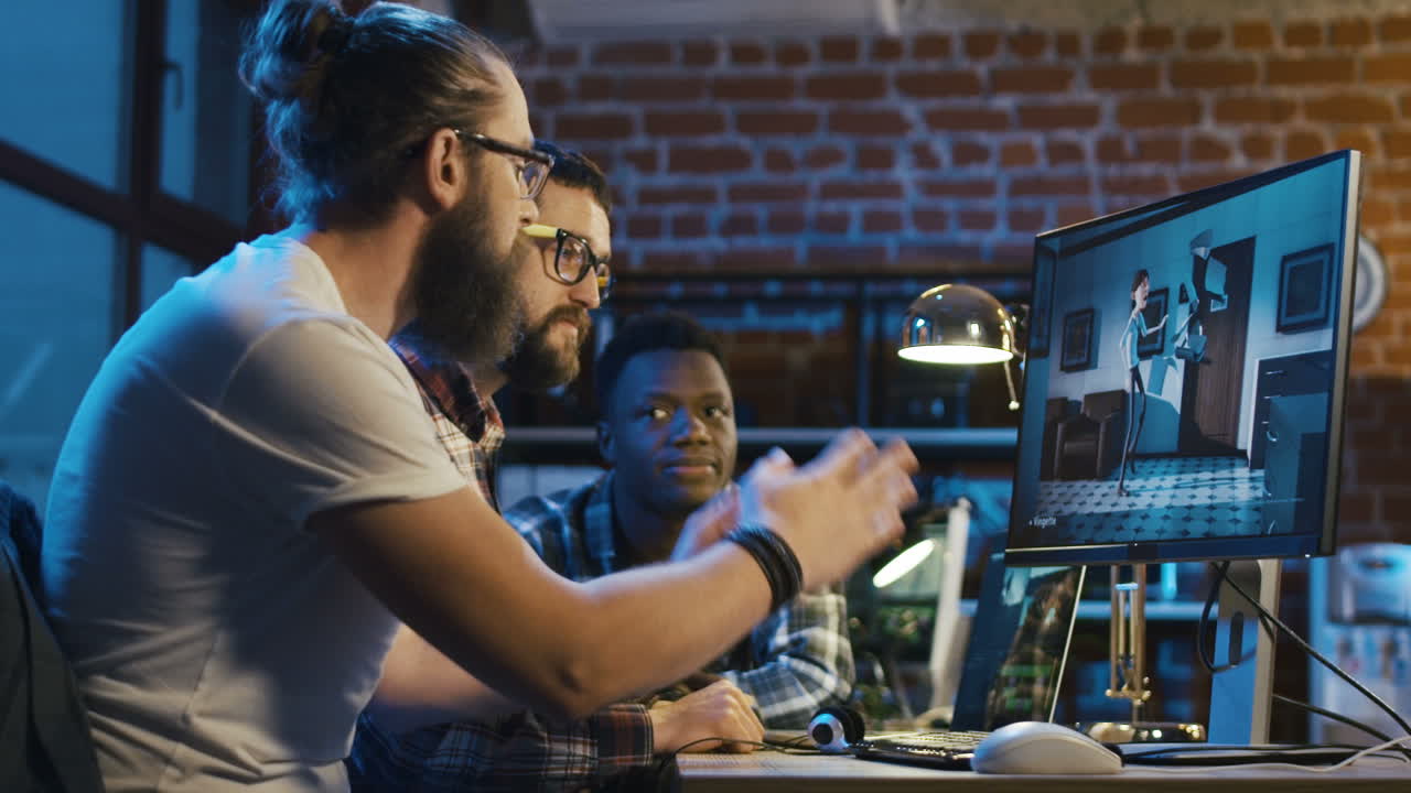 equipo creativo que revisa el proyecto de animación