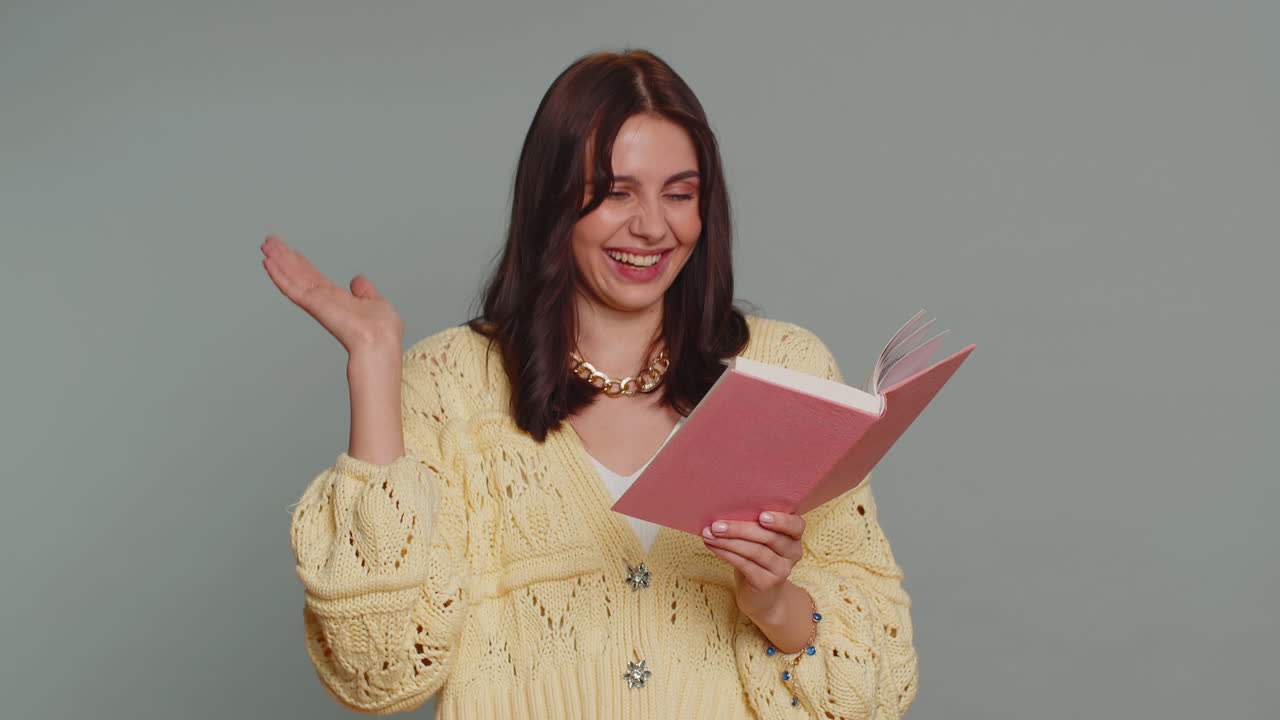mujer feliz leyendo divertido interesante libro de cuentos de hadas, ocio pasatiempo, educación, aprendizaje