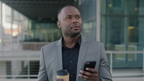 Retrato-De-Un-Hombre-Afroamericano-Usando-El-Teléfono-Tomando-Café-En-La-Ciudad-Cerca-Del-Hombre-De-Negocios