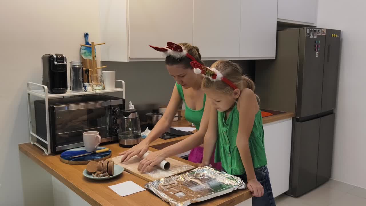 madre y hija horneando galletas de navidad