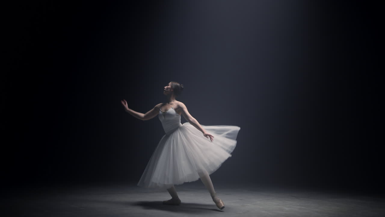 una bailarina sensual bailando en el escenario, una bailarina de ballet graciosa actuando en el interior.