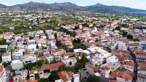 Vista-De-Pájaro-De-Los-Edificios-En-La-Isla-De-Aigina,-Golfo-Sarónico,-Grecia