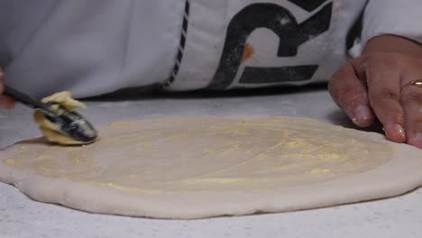 untar mantequilla en la base de la babka