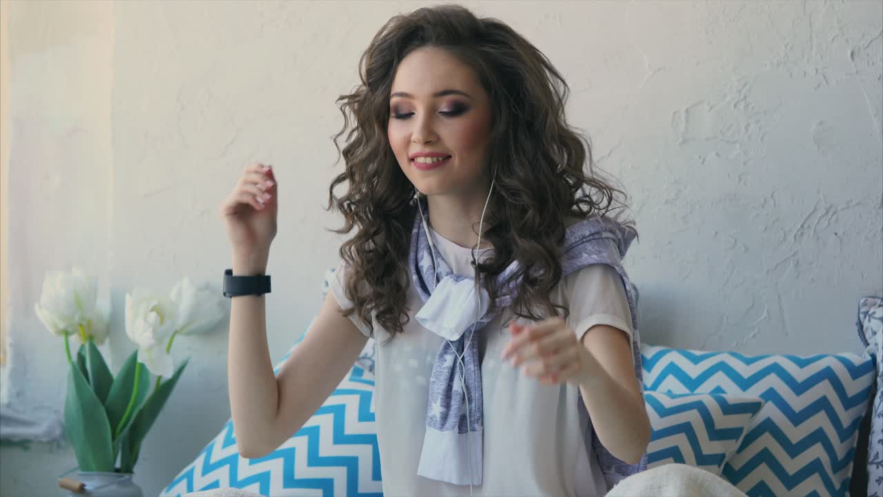 mujer escuchando música en casa