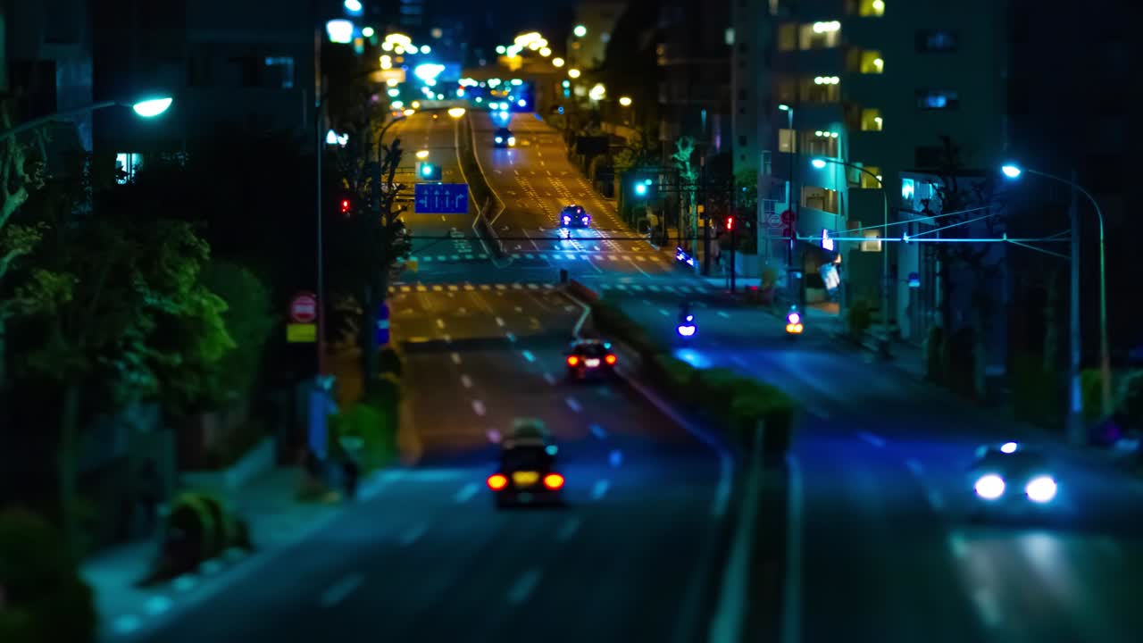 도쿄 시내 거리의 소형 교통체증의 야간 타임스