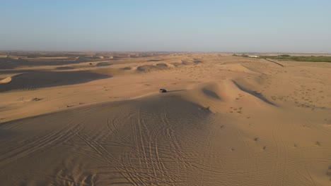 阿拉伯聯合酋長國杜拜的沙漠薩法里 (al quadra desert) 遊覽中,一輛四輪車的無人機景色