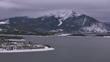 Lago-Dillon-Puerto-Deportivo-Keystone-Cumbre-Ensenada-Colorado-Aéreo-Cinematográfico-Zumbido-Nublado-Nevado-Invierno-Mañana-Vista-Centro-De-La-Ciudad-Frisco-Breckenridge-Silverthorne-Alcance-De-Diez-Millas-Calma-Descongelado-Hielo-Adelante-Revelar