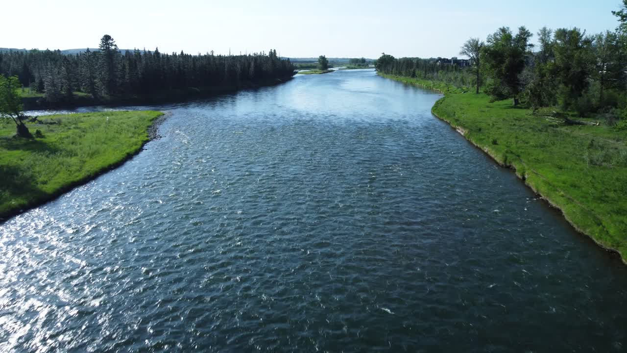 imágenes cautivadoras de un dron de un río de verano con impresionantes vistas aéreas, canadá