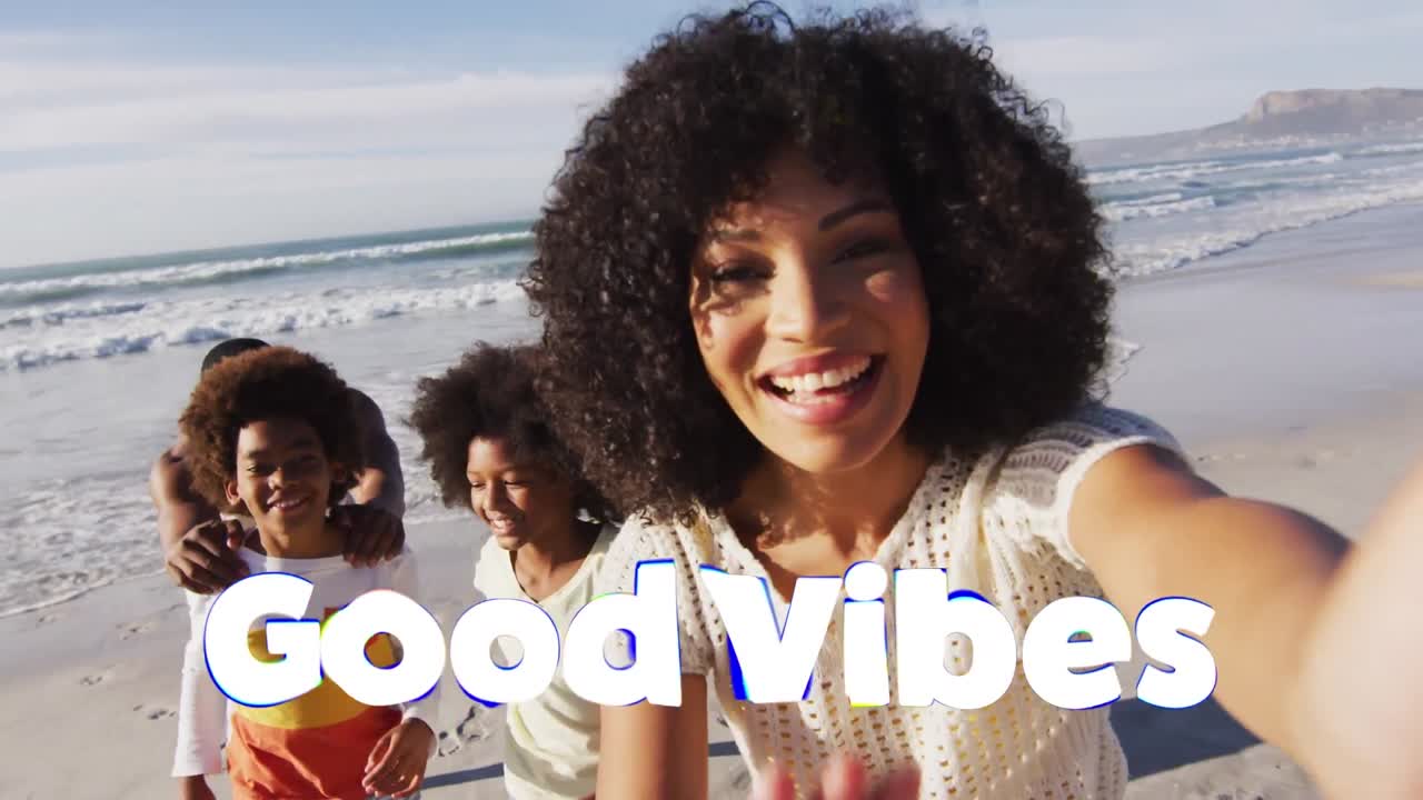 Animação com texto "boas vibrações" sobre família afro-americana sorridente na praia