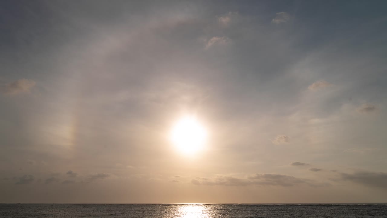 바다 위에 해가 지는 것