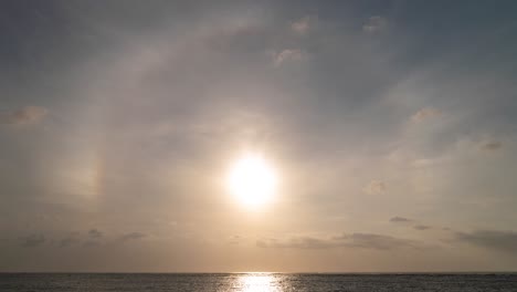 puesta de sol sobre el océano