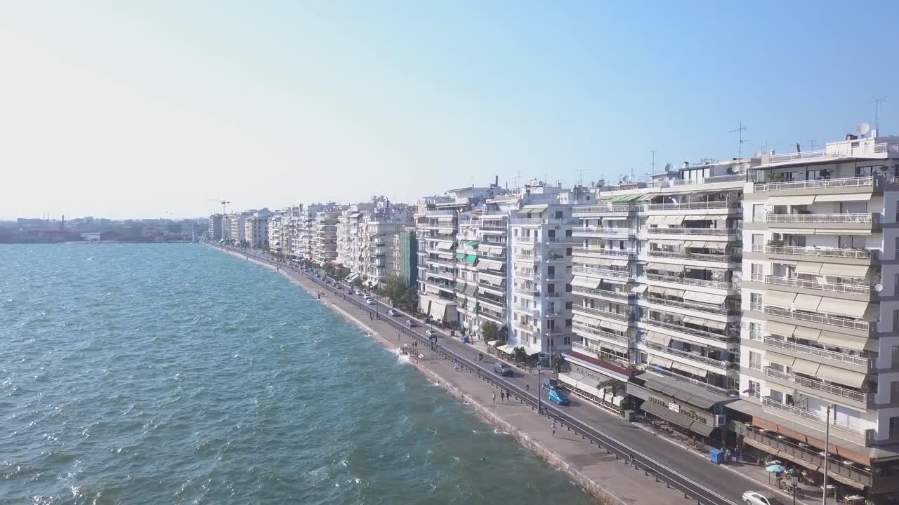 Bygninger ved vandfronten i centrum af Thessaloniki, Grækenland, på en solrig dag - luftdrone, panorering.