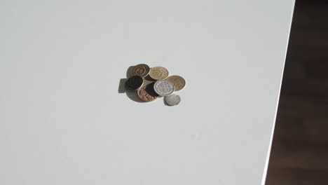 grupo de monedas antiguas de la época zarista yace a la luz del sol en una mesa blanca, de cerca.