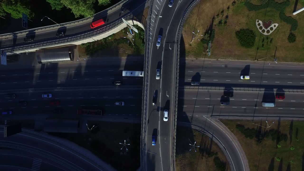coches que se mueven en el cruce de carreteras en la ciudad. vista superior del tráfico de coches en la intersección de la carretera