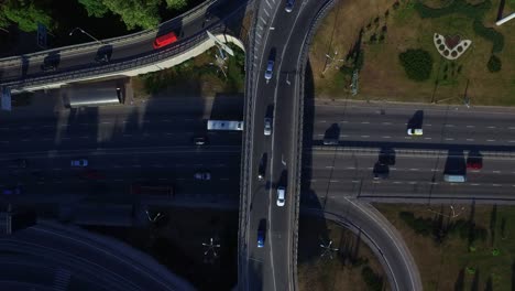 autos bewegen sich an einer straßenkreuzung in der stadt. top-view autoverkehr autobahn kreuzung