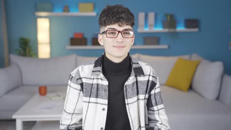 un joven con discapacidad visual usa gafas recetadas.