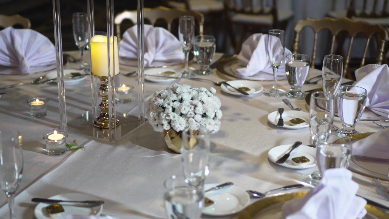 Elegant white table decoration for a wedding celebration. with a centerpiece of Gypsophila paniculata flowers