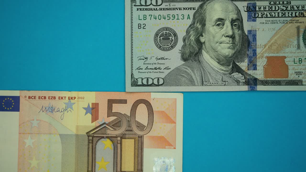 dólares estadounidenses y billetes de euro en azul