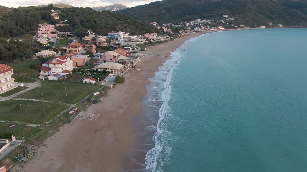 Vista aerea del bellissimo mare dalla spiaggia di Agios Georgios
