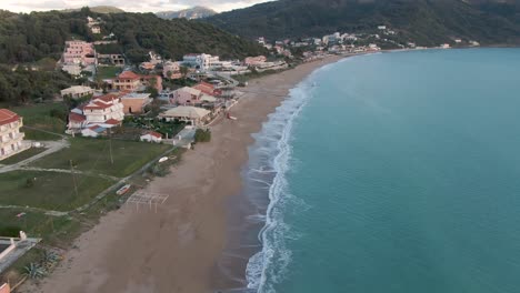 Vista-Aérea-Del-Hermoso-Mar-Desde-La-Playa-De-Agios-Georgios