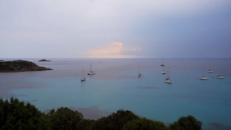 Sardaignan-Sonnenuntergang-Am-Ufer-Und-Meerblick-Von-Einer-Drohne-Aus