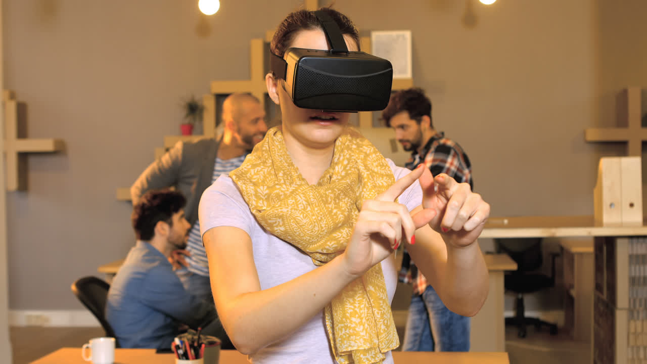 ejecutiva de negocios con anteojos virtuales