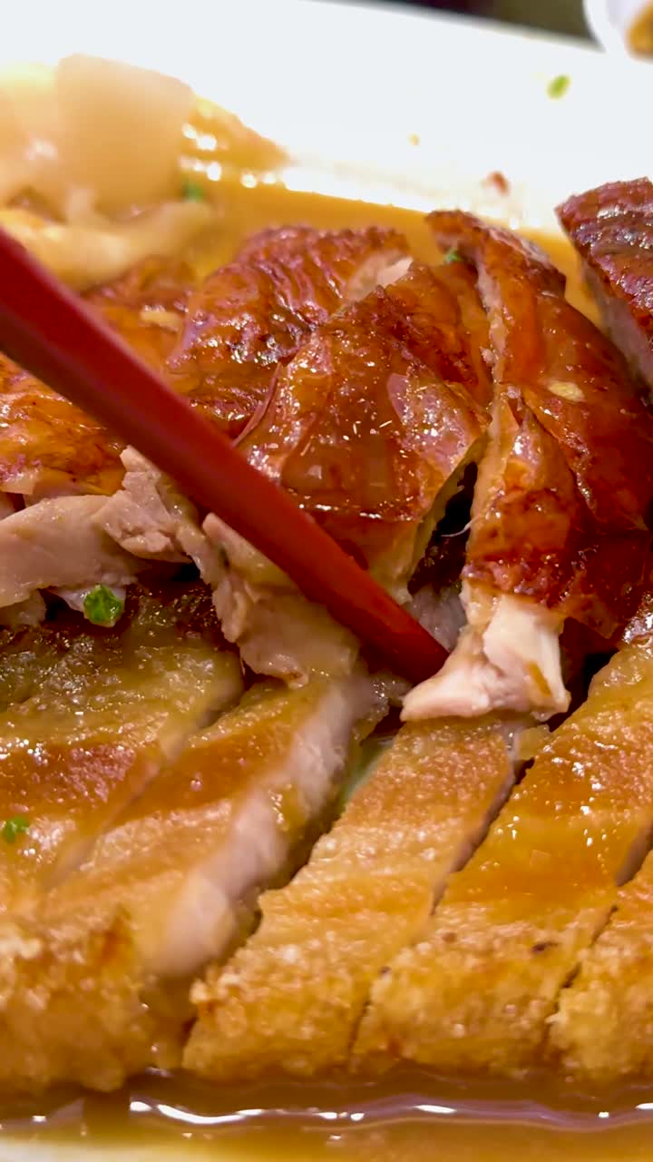 Bacchette che servono anatra arrosto su un piatto