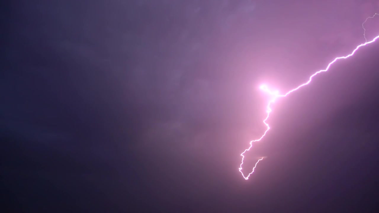 Relámpago en el cielo. Grabación en verano