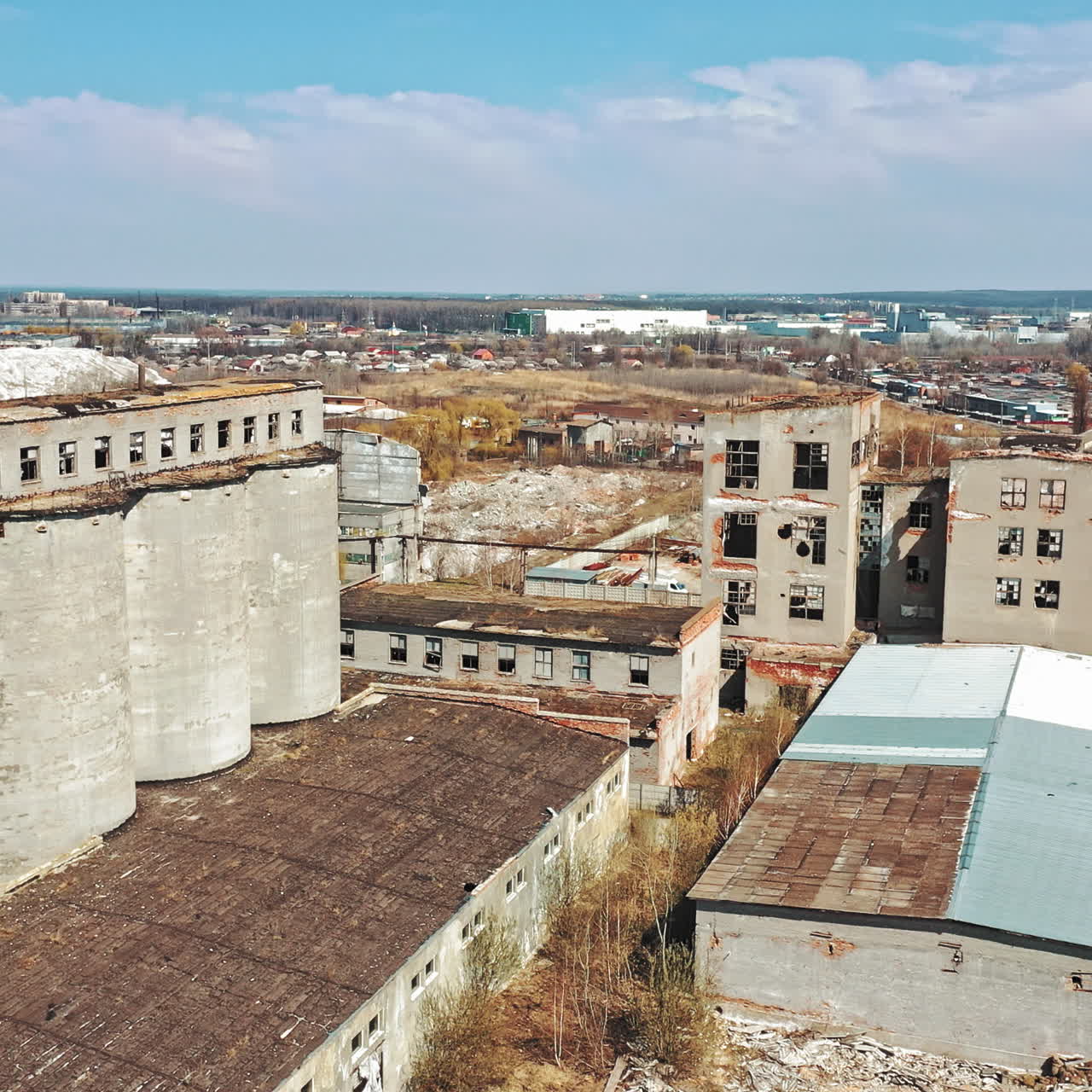 Volo sulla fabbrica distrutta. Vecchio edificio industriale destinato alla demolizione. Vista aerea.
