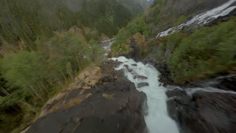 Vuelo-Aéreo-De-Drones-Cuesta-Abajo-De-La-Cascada-De-Låtefoss-Hacia-El-Valle-En-Noruega