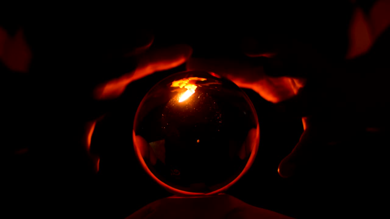 4k de primer plano, magos o brujas están hechizando con cristales.