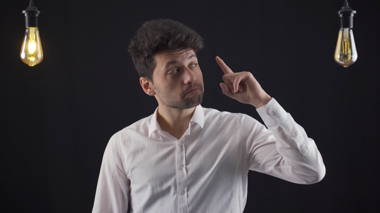 el hombre inteligente y creativo tiene una idea.