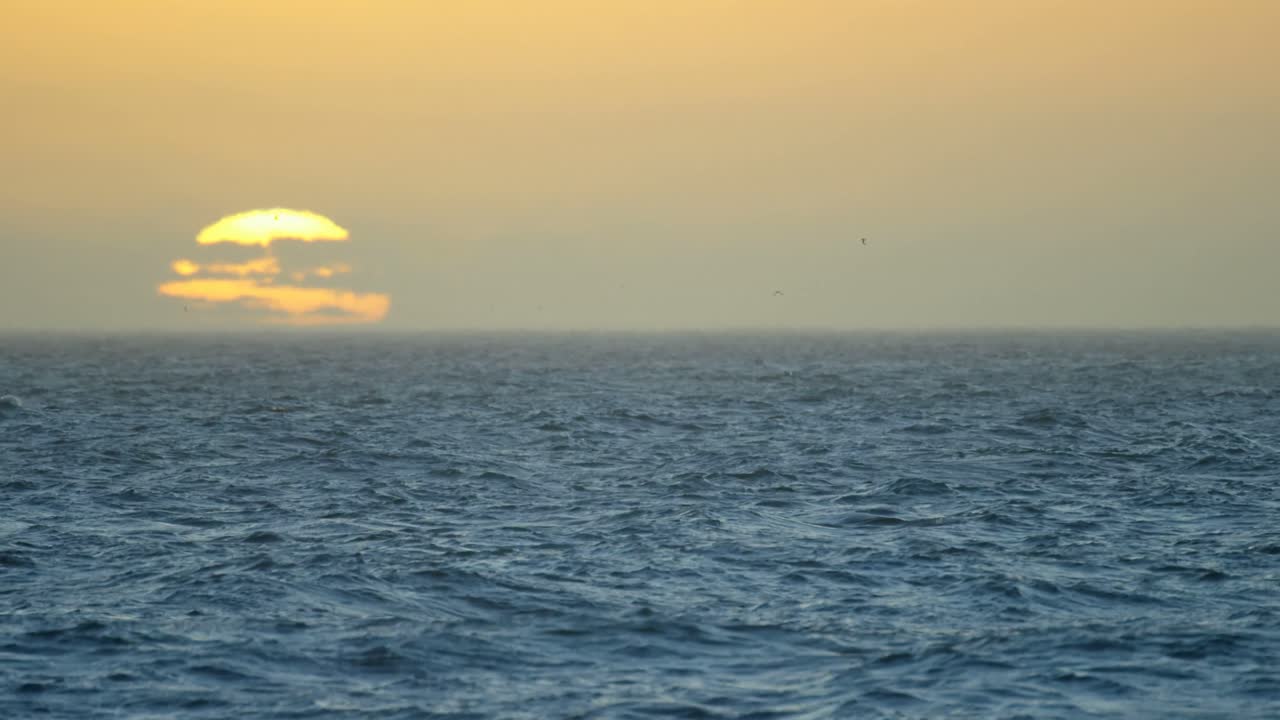 해변 4k에서 해가 지는 바다