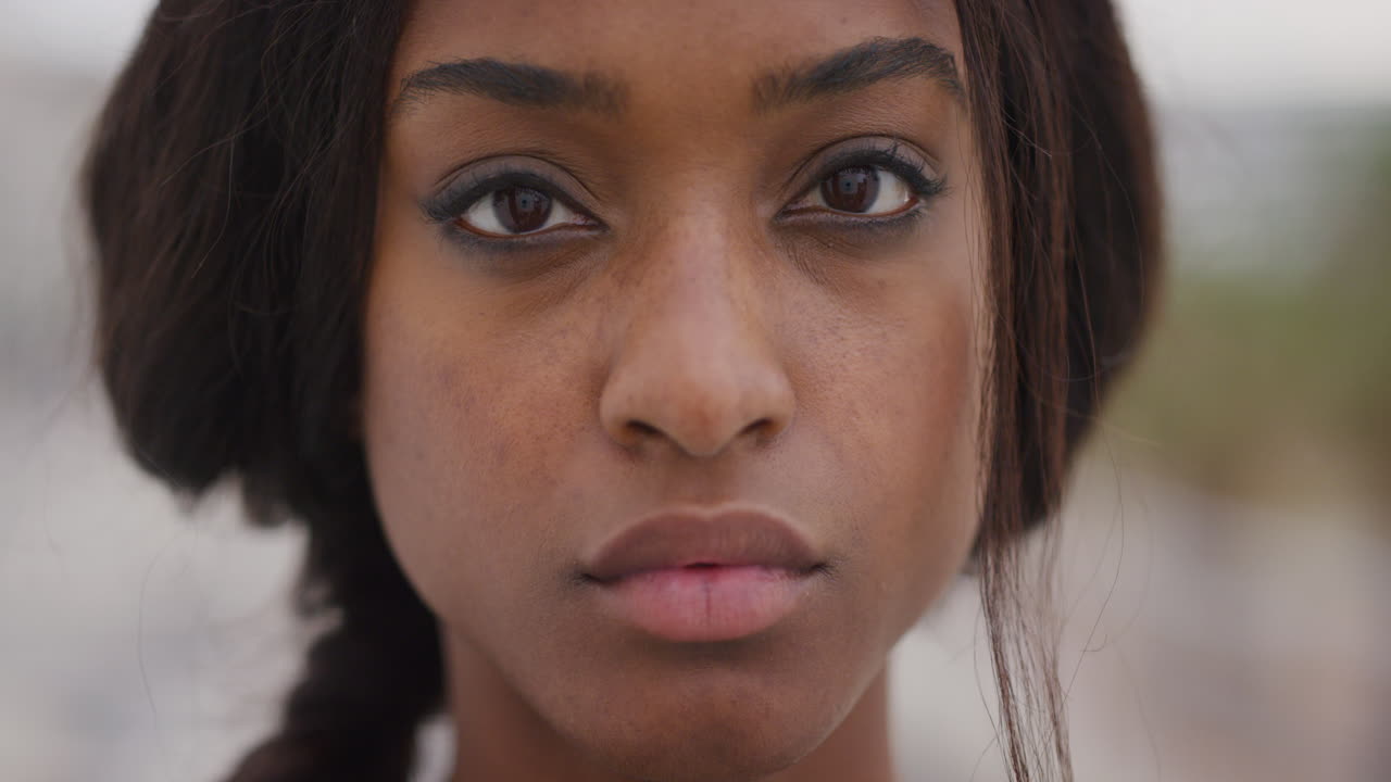 retrato de cerca joven hermosa mujer afroamericana que busca seriedad belleza femenina negra contemplativa