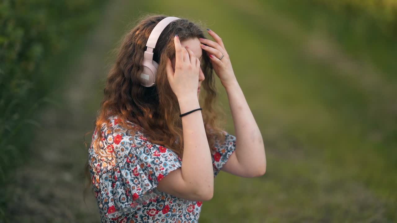 곱슬곱슬한 붉은 머리를 한 헤드폰을 쓴 여성의 초상화