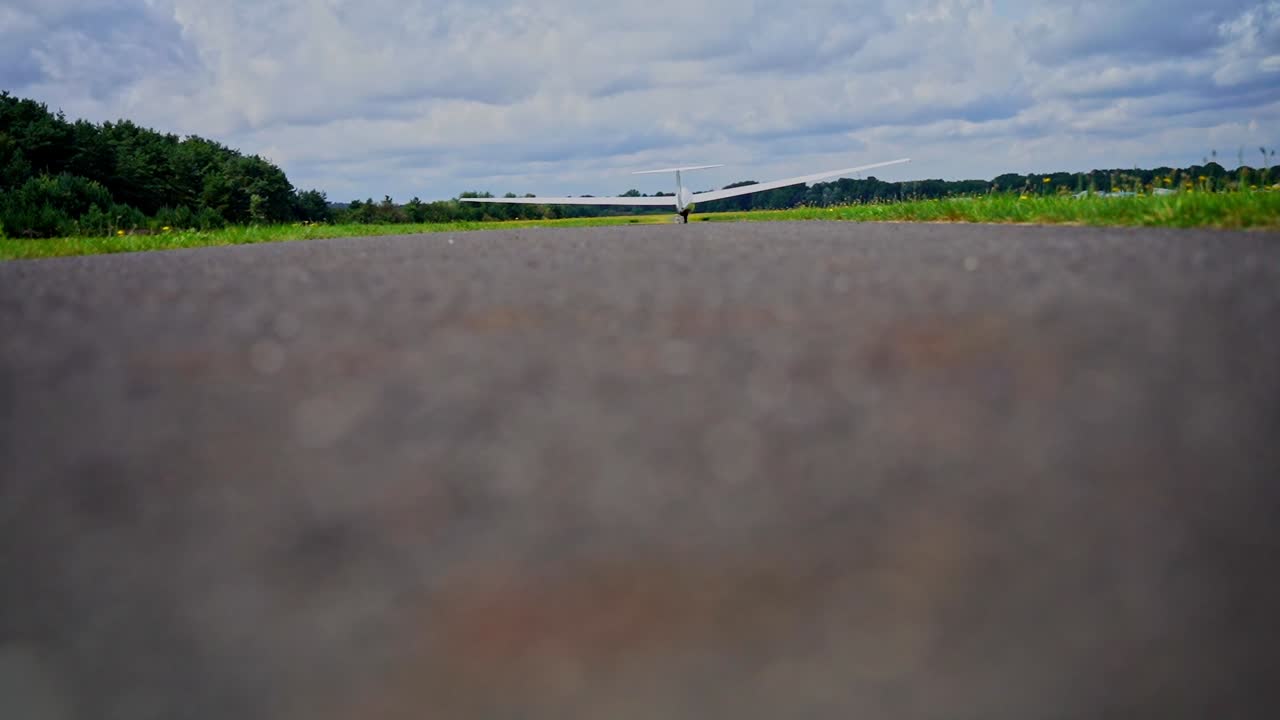 작은  ⁇  비행기가 윈치와 함께 이륙합니다.