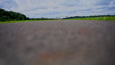 Kleines-Weißes-Flugzeug-Hebt-Mit-Einer-Winde-Ab