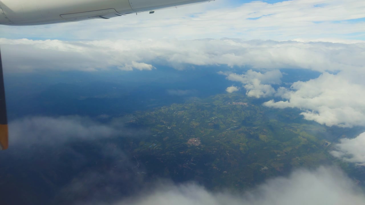 Filmisk udsigt under flyvning af flypropeller, der snurrer over skyerne med uendelig himmel og sollys i marchhøjde.