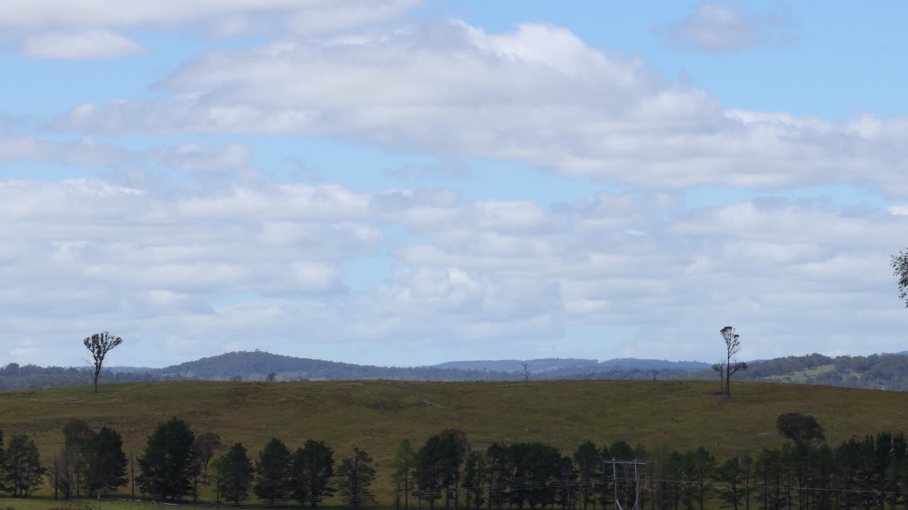 조용한 풍경 위에 움직이는 구름의 타임스
