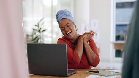 Mujer-Negra,-Computadora-Portátil-Y-Celebración-Para-Negocios