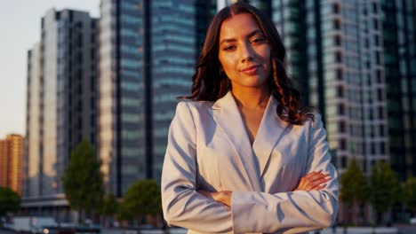 mujer de negocios en el paisaje urbano