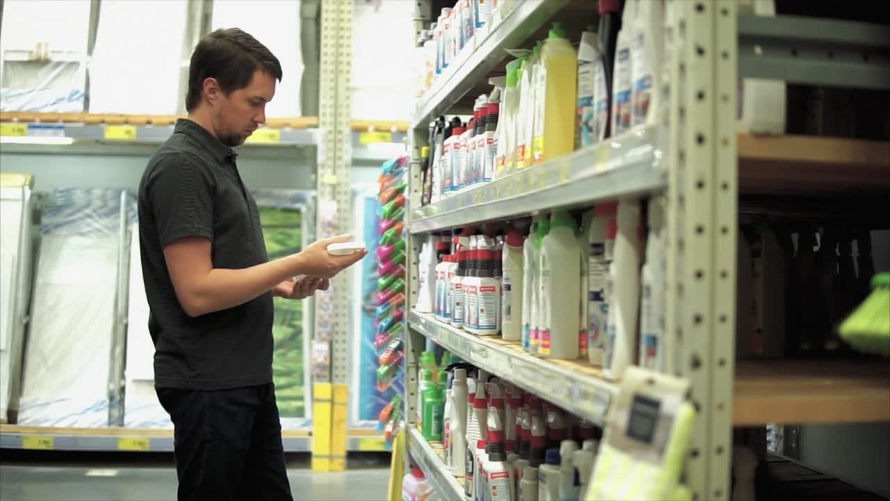 상점 에서 청소 용품 을 구입 하는 사람