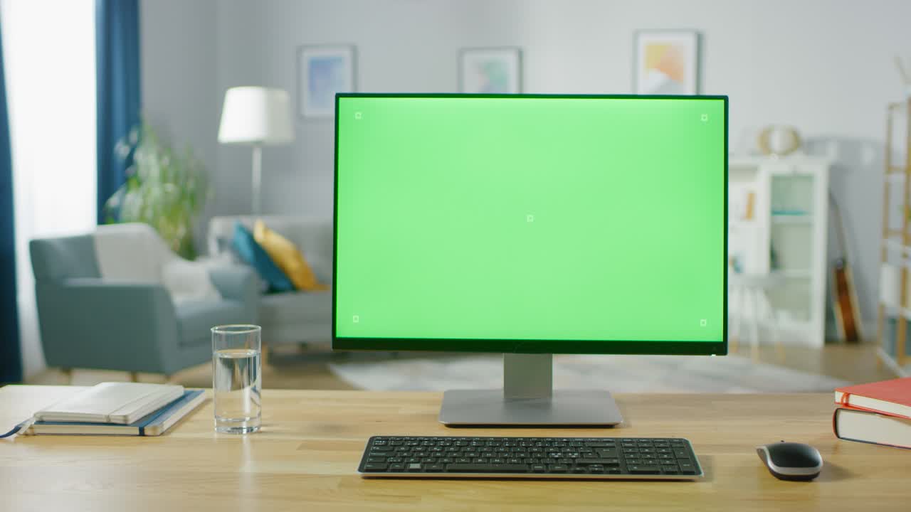 computer personale con display a schermo verde in piedi sulla scrivania nell'accogliente soggiorno dell'ufficio di casa di un importante progettista.
