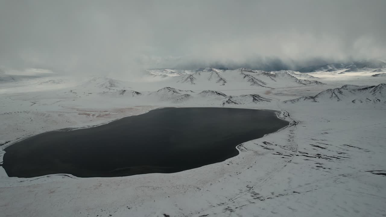 Moğolistan, Karlı Dağlarla Çevrili Gölün Havadan Görünümü.