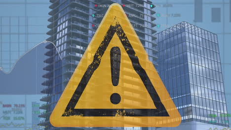 animación del procesamiento de datos financieros sobre el signo de exclamación en la señal de tráfico de triángulo amarillo y la ciudad