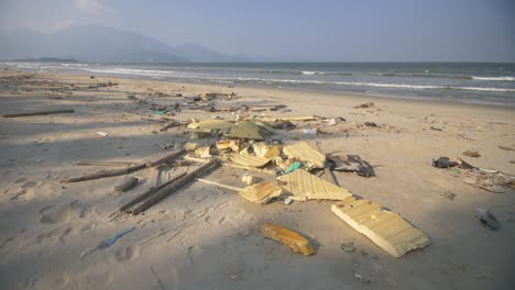 bloques de espuma de poliestireno arrastrados a la playa